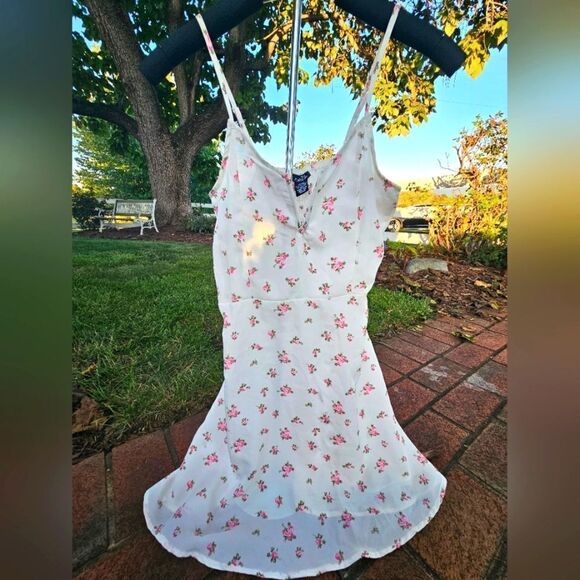 RUE 21 spring summer v neck adjustable spaghetti strap WHITE FLORAL DRESS new - Picture 1 of 16